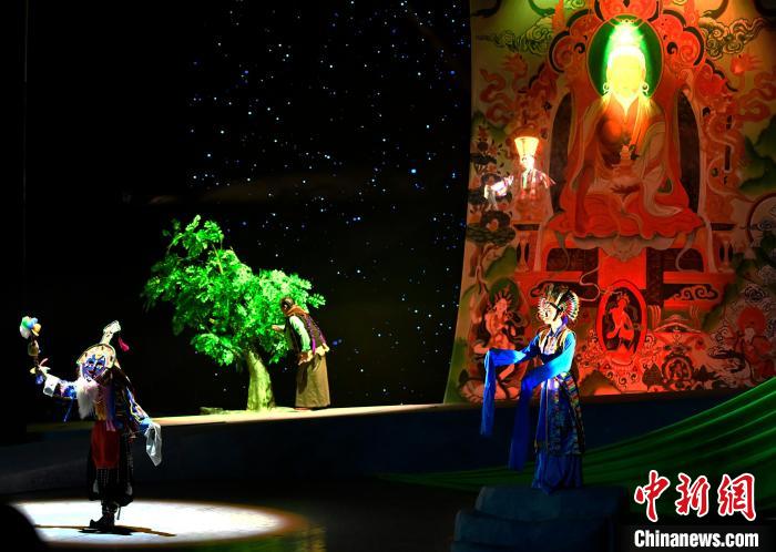 西藏拉薩:新編現(xiàn)實(shí)題材藏戲《綠色哈達(dá)》開(kāi)演