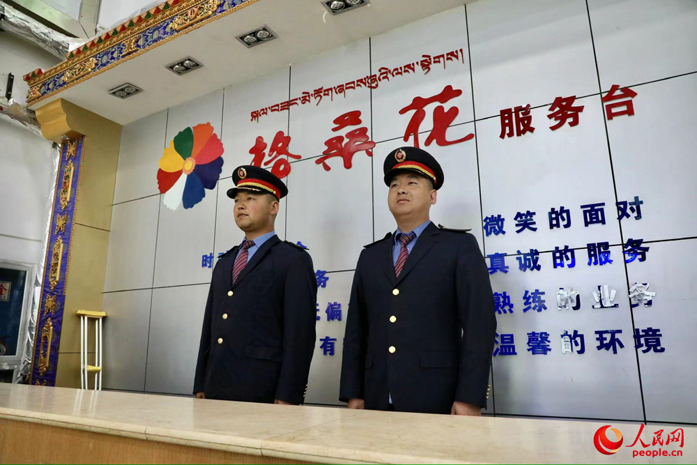 那曲火車站格?；ǚ?wù)臺。人民網(wǎng)記者 次仁羅布攝