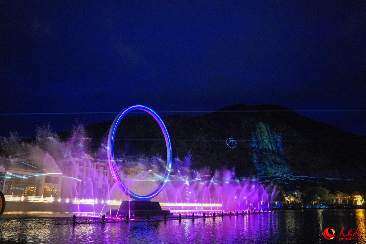 西藏林芝市民族團結廣場音樂噴泉。人民網記者 趙晨攝