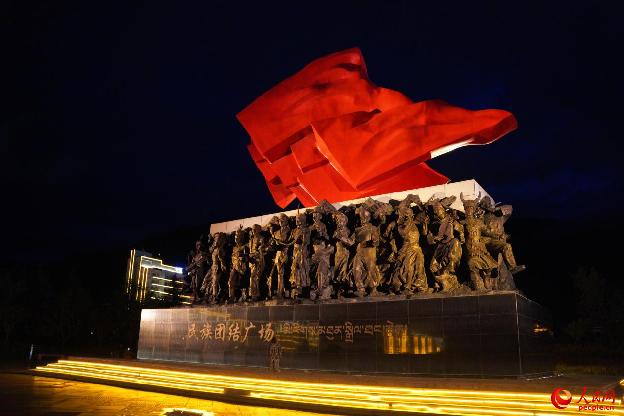 西藏林芝市民族團結廣場上的標志性雕塑。人民網記者 趙晨攝