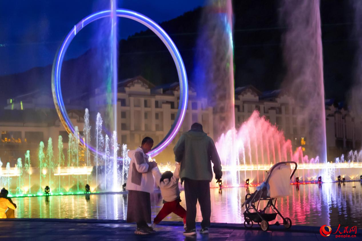 居民在西藏林芝市民族團結廣場上玩耍。人民網記者 趙晨攝