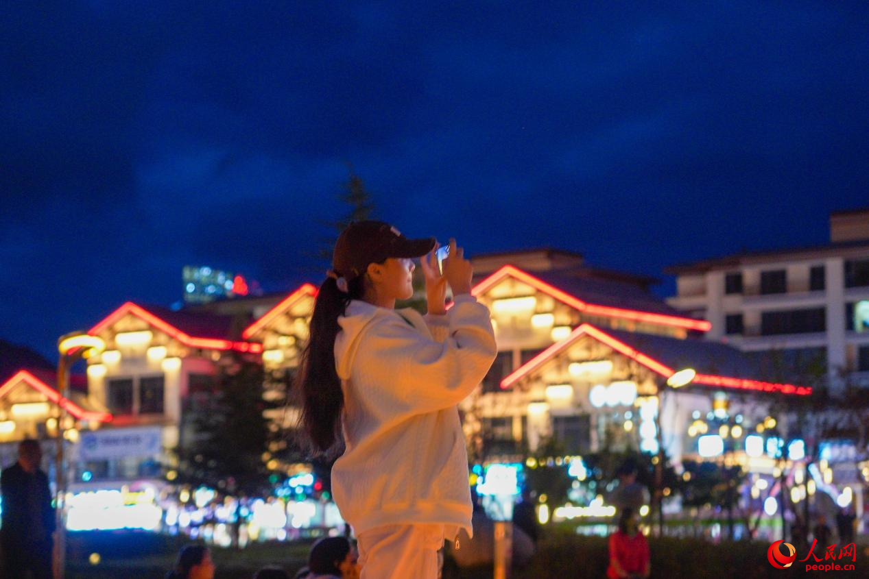 居民在西藏林芝市民族團結廣場上拍照。人民網記者 趙晨攝