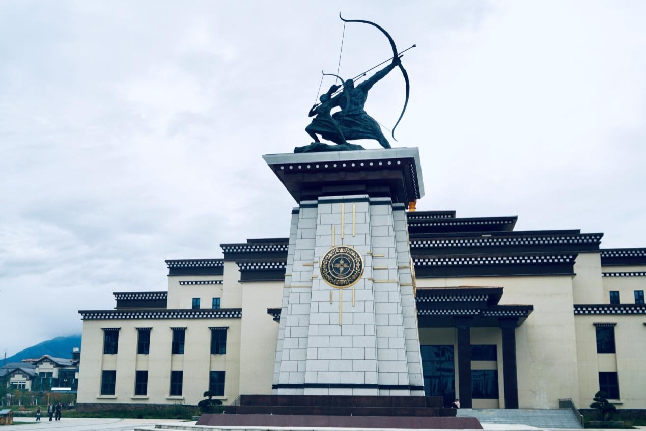 工布公園里的城市地標(biāo)雕塑——畢秀之子。人民網(wǎng)記者 益西康珠攝