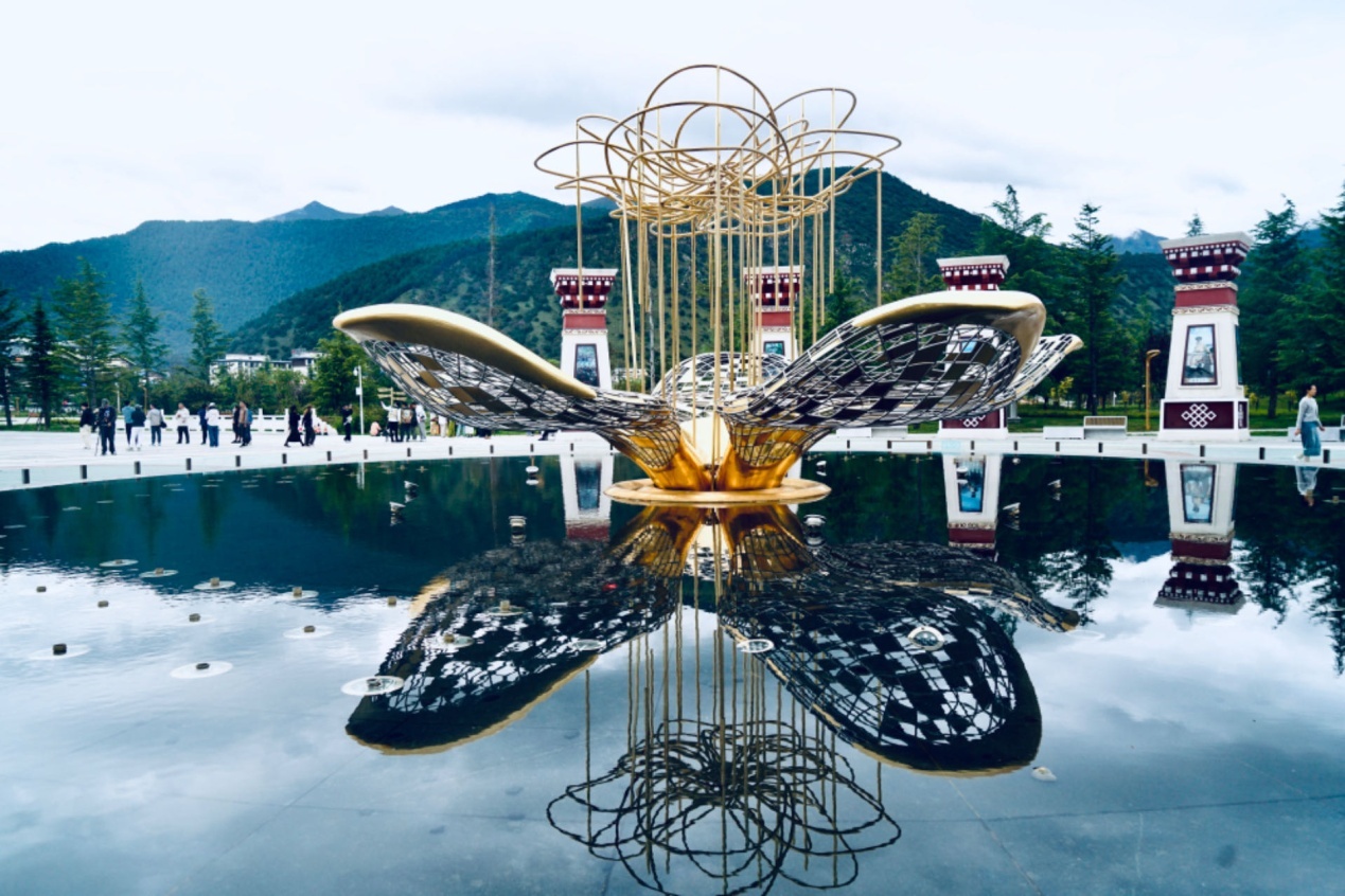 工布公園里的桃花主題雕塑——萬(wàn)樹(shù)桃花。人民網(wǎng)記者 益西康珠攝