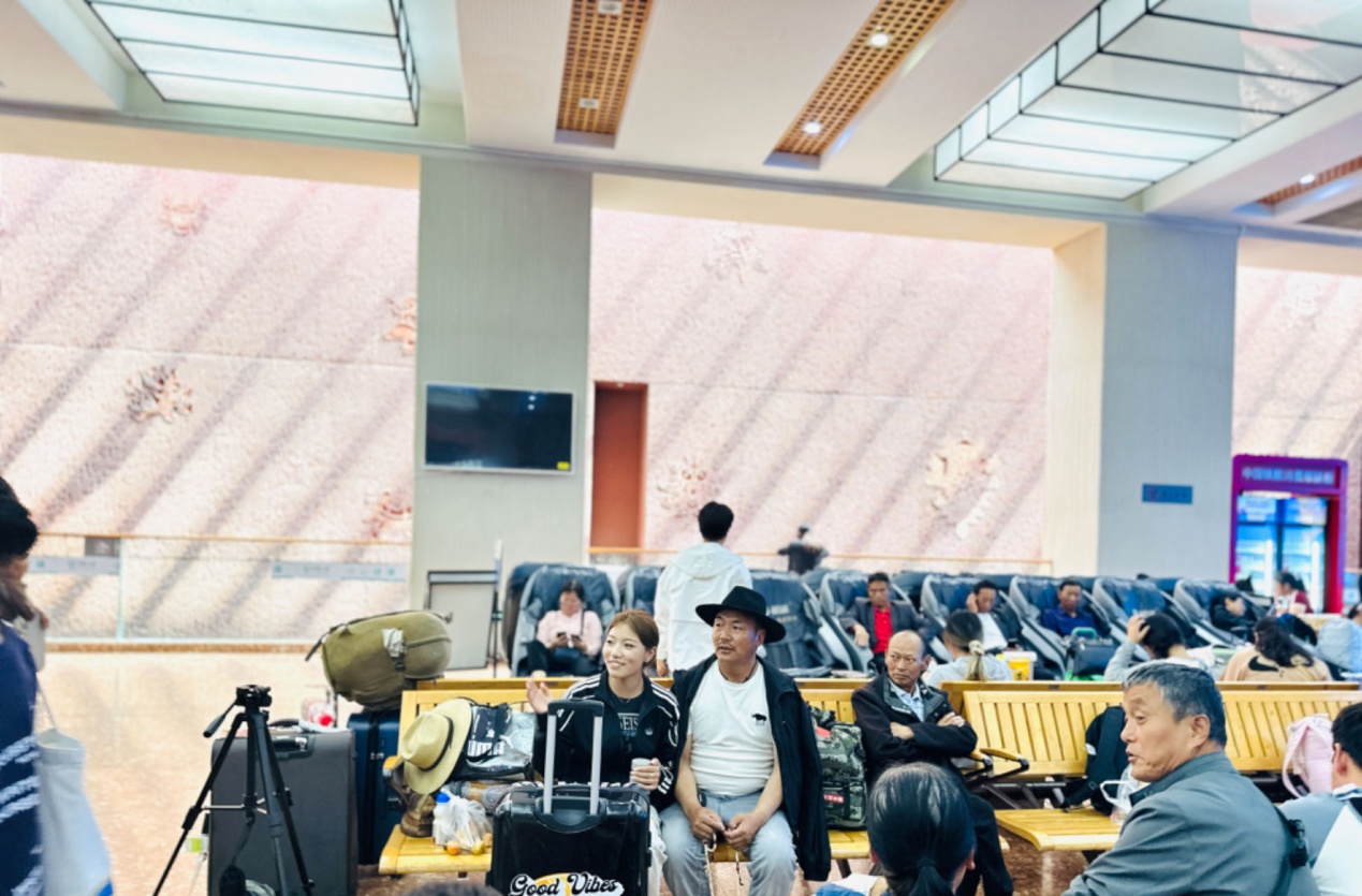 在拉薩火車站候車廳等候列車的乘客。人民網(wǎng)記者 益西康珠攝