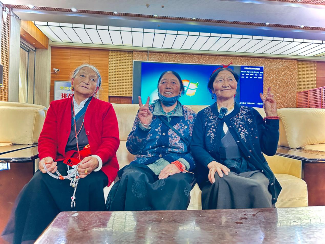 來自四川甘孜的三位阿媽在拉薩火車站等候前往青海西寧的列車。人民網(wǎng)記者 益西康珠攝