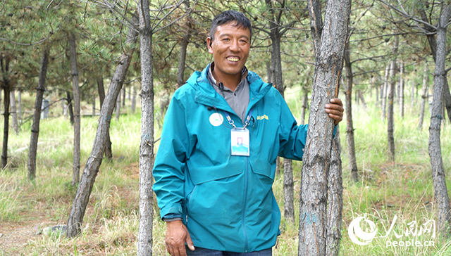 南山公園護(hù)林員扎西曲培。人民網(wǎng)記者 宋子節(jié)攝