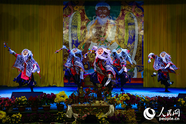 扎西曲登社區(qū)藏戲表演。人民網(wǎng)記者 次仁羅布攝