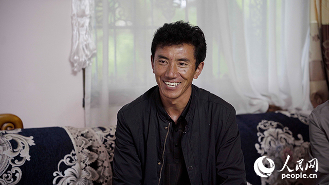 嘎拉村村民達(dá)瓦堅參聊起孩子們滿臉自豪。人民網(wǎng)記者 趙晨攝