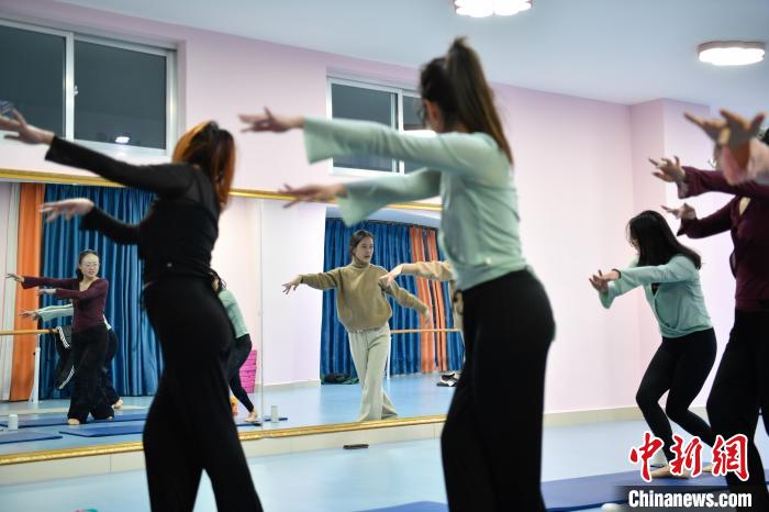 西藏拉薩:青年夜校吸引年輕人