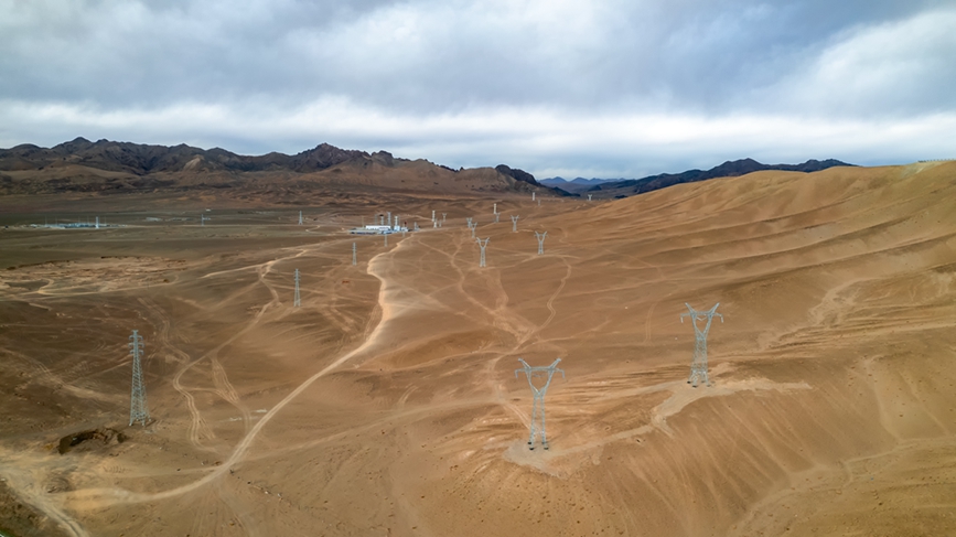 阿里地區(qū)首套電網(wǎng)側(cè)帶超容構(gòu)網(wǎng)型SVG工程全景。趙清鵬攝