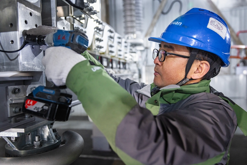 阿里地區(qū)首套電網(wǎng)側(cè)帶超容構(gòu)網(wǎng)型SVG工程現(xiàn)場工作人員正在進(jìn)行投運(yùn)前螺栓緊固工作。趙清鵬攝