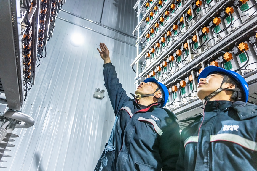 阿里地區(qū)首套電網(wǎng)側(cè)帶超容構(gòu)網(wǎng)型SVG工程現(xiàn)場工作人員正在進(jìn)行投運(yùn)前設(shè)備狀態(tài)檢查。趙清鵬攝