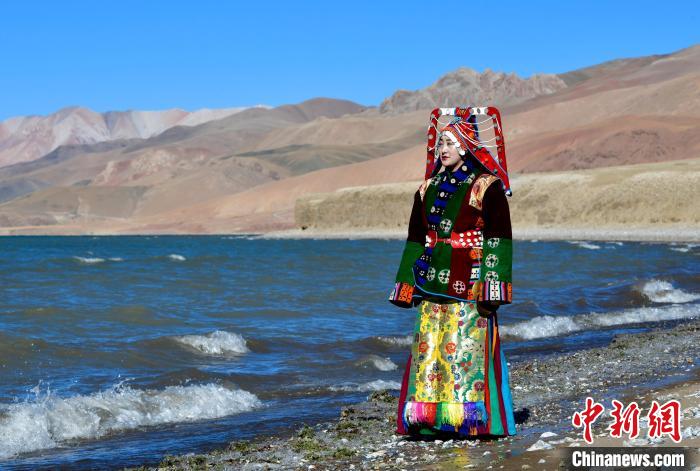 西藏申扎：非遺巴扎服飾絢麗多彩