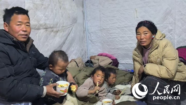 森嘎村村民扎西一家五口。人民網(wǎng)記者 吳雨仁攝