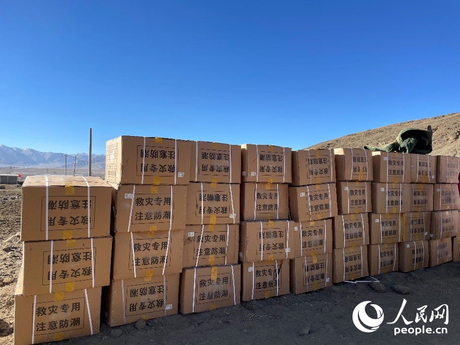 救災(zāi)物資抵達長所鄉(xiāng)古榮村。人民網(wǎng)記者 郝潔攝