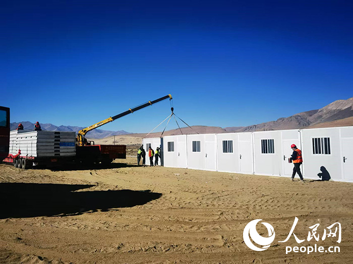 1月9日，在日喀則市定日縣長(zhǎng)所鄉(xiāng)森嘎村安置點(diǎn)，工作人員抓緊搭建移動(dòng)板房，確保受災(zāi)群眾溫暖過(guò)冬。人民網(wǎng)記者 吳雨仁攝