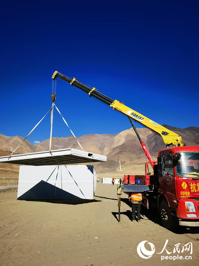 1月9日，日喀則市定日縣長(zhǎng)所鄉(xiāng)森嘎村安置點(diǎn)正在吊裝板房。人民網(wǎng)記者 吳雨仁攝