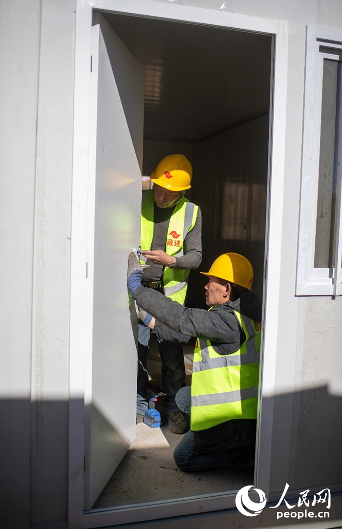 1月9日，在日喀則市定日縣長(zhǎng)所鄉(xiāng)古榮村安置點(diǎn)，施工人員正在抓緊搭建移動(dòng)板房，確保受災(zāi)群眾溫暖過(guò)冬。人民網(wǎng)記者 翁奇羽攝