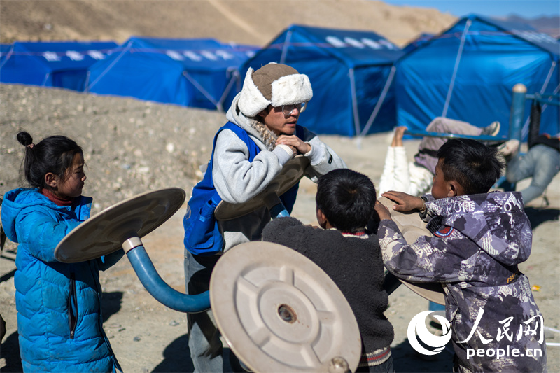 西藏星光社會(huì)工作服務(wù)中心社工久米旦增通過(guò)聊天談心，對(duì)孩子們進(jìn)行災(zāi)后心理疏導(dǎo)。人民網(wǎng)記者 翁奇羽攝