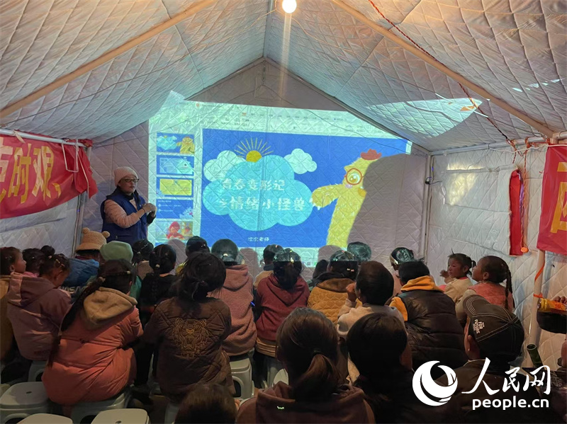 社工次旦拉姆以“青春變形記之情緒小怪獸”為主題給塘仁村孩子們講課。人民網(wǎng)記者 郝潔攝