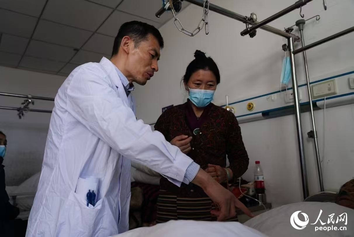 醫(yī)生在巡查。人民日報記者 徐馭堯攝