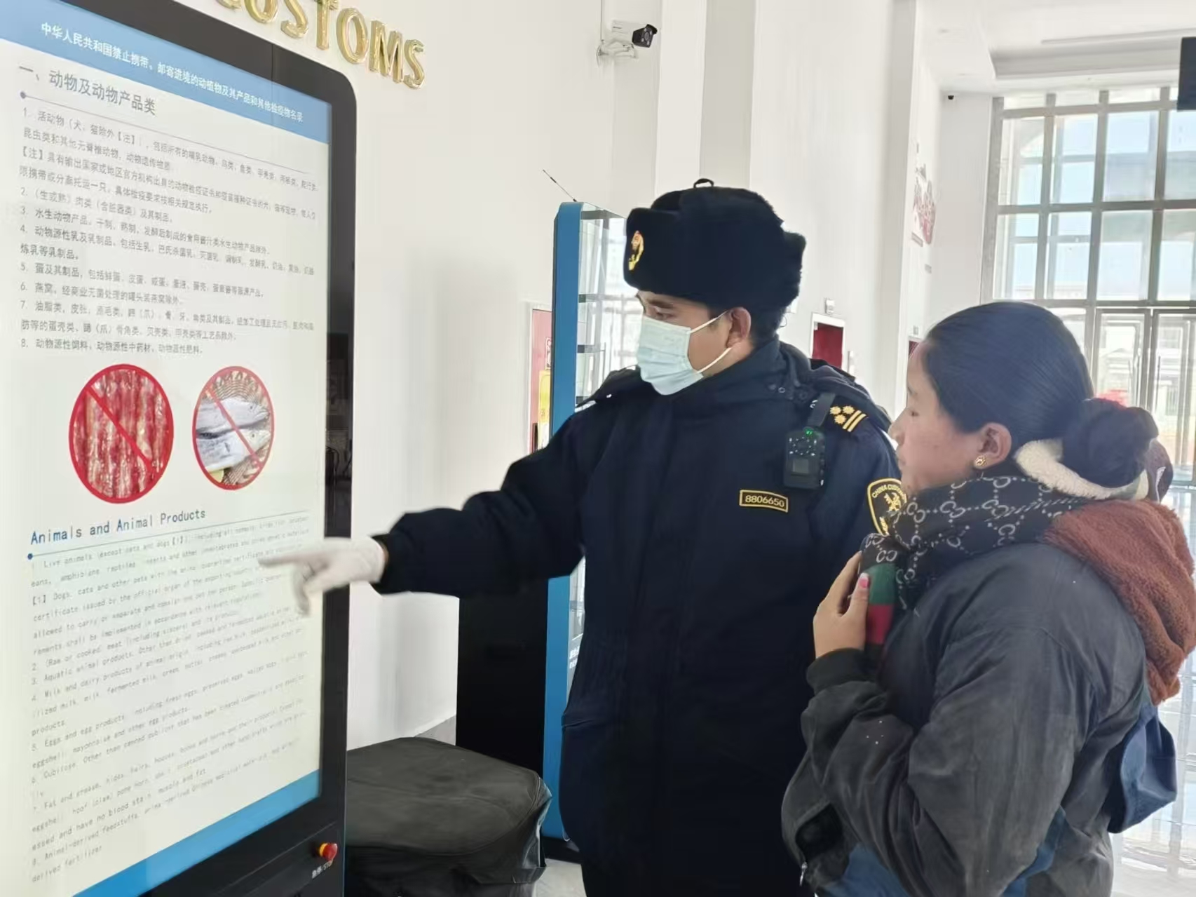 海關(guān)關(guān)員對入境邊民進行禁止攜帶、郵寄進境動植物及其產(chǎn)品解讀。次旺久美攝