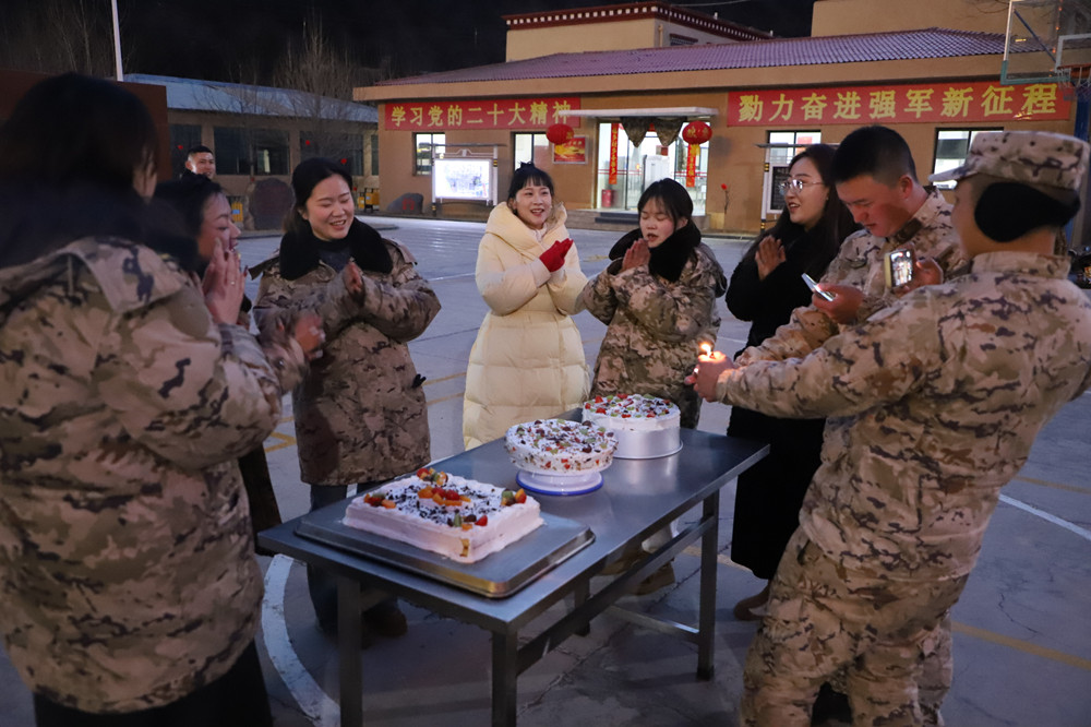 支隊(duì)為來(lái)隊(duì)家屬過(guò)集體生日?；粢綌z