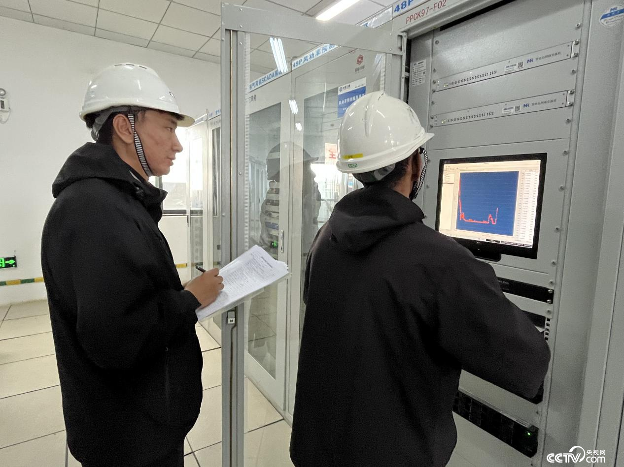 工作人員在巡檢風電機組情況 (攝影 李婷婷)