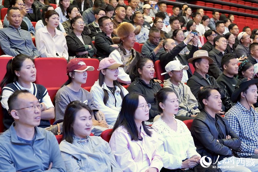 300余名干部職工、群眾代表在現(xiàn)場(chǎng)聆聽講座。人民網(wǎng)記者 次仁羅布攝