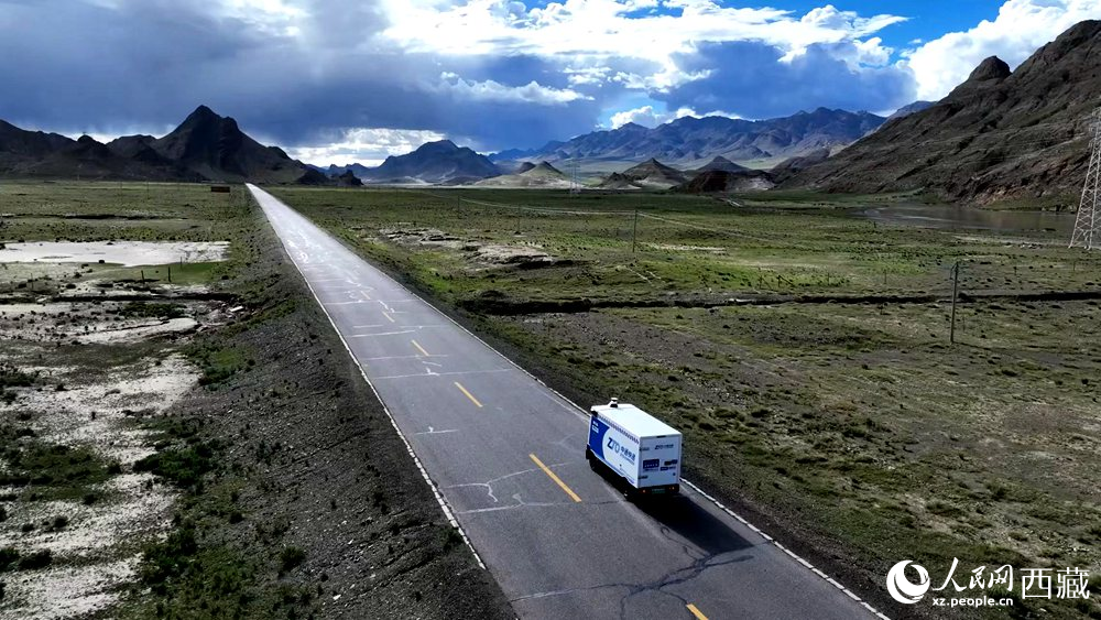 一輛無(wú)人快遞車(chē)正沿著定日縣通往扎果鄉(xiāng)的道路平穩(wěn)行駛。人民日?qǐng)?bào)記者 鮮敢攝