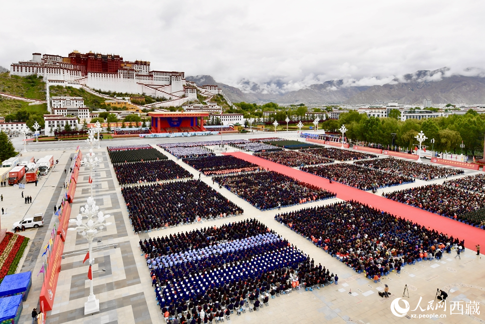 熱烈慶祝西藏自治區(qū)成立60周年大會現(xiàn)場。索朗旺久攝