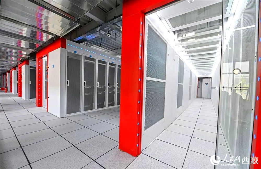 西藏“雅江1號”人工智能先進(jìn)計算中心機房。人民日報記者 鮮敢攝