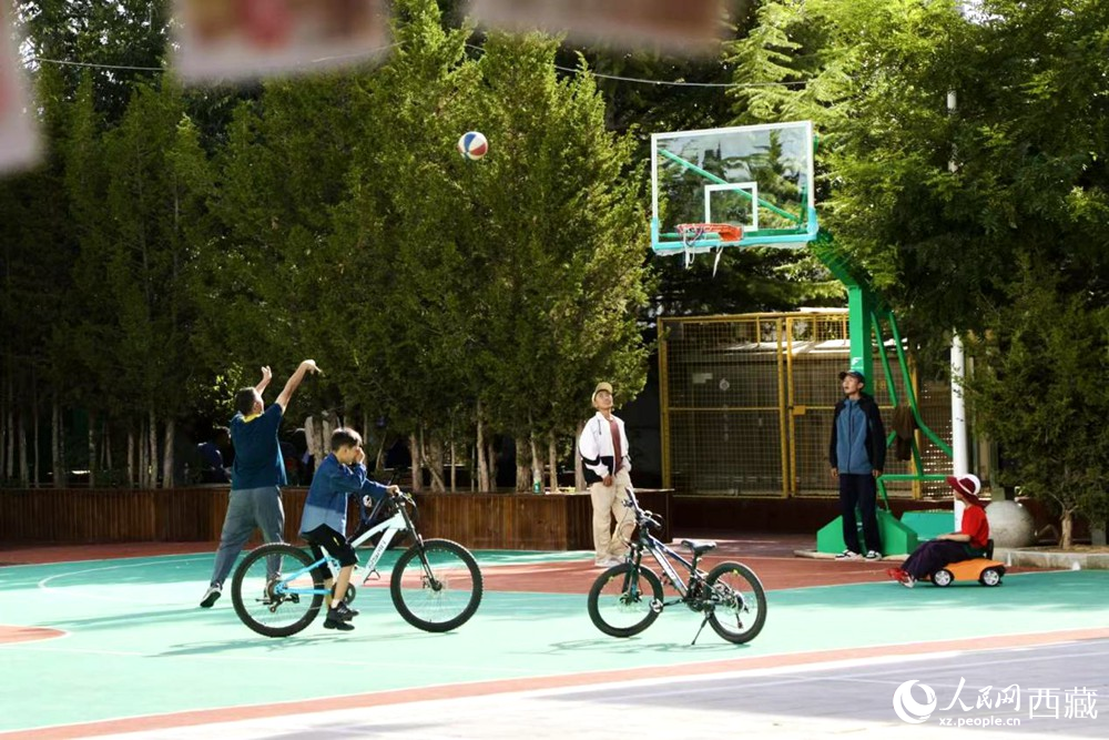 孩子們在社區(qū)享受運動時光。人民網(wǎng)記者 次仁羅布攝