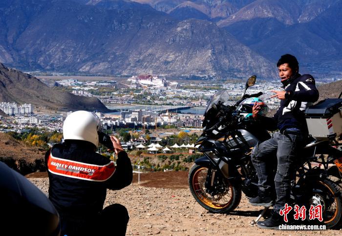 西藏拉薩游客與布達拉宮“同框”