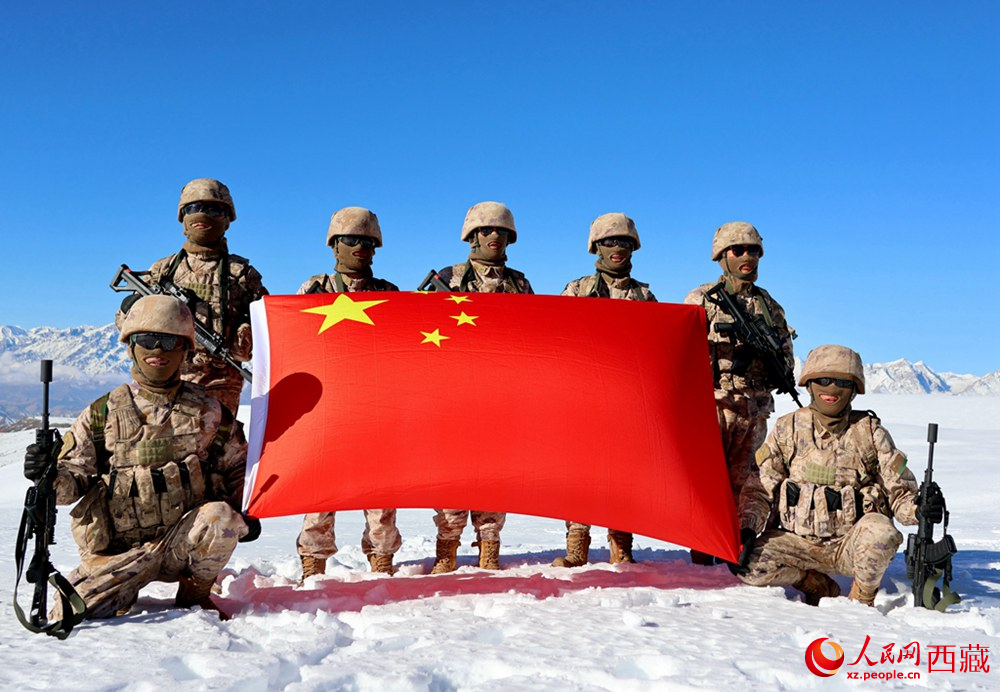 官兵在巡邏點(diǎn)上宣誓。人民日?qǐng)?bào)記者 瓊達(dá)卓嘎攝