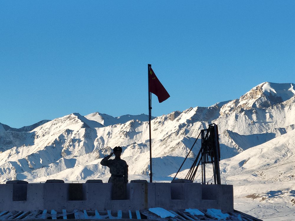五星紅旗在哨所飄揚(yáng)。人民日?qǐng)?bào)記者 瓊達(dá)卓嘎攝