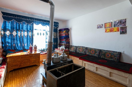 次仁普尺新家的客廳。人民網(wǎng)記者 翁奇羽攝