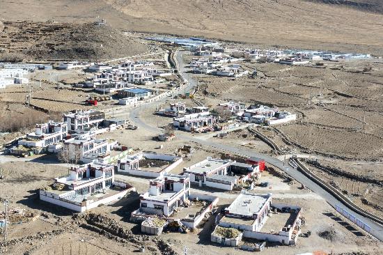 2025年12月11日，西藏定日縣長(zhǎng)所鄉(xiāng)古榮村新貌。人民網(wǎng)記者 翁奇羽攝