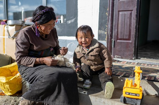 次仁普尺的媽媽在院子里做家務(wù)。人民網(wǎng)記者 翁奇羽攝