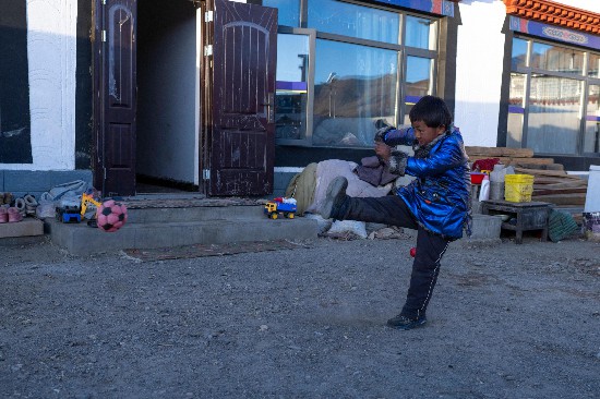 次仁普尺的弟弟在院子里玩耍。人民網(wǎng)記者 翁奇羽攝