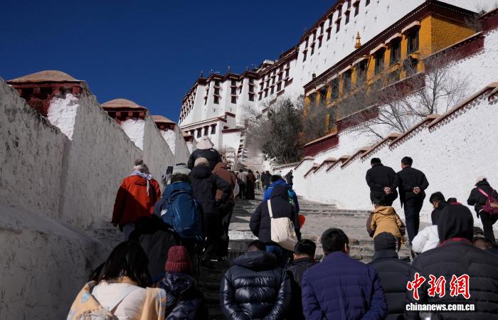 “冬游西藏”進(jìn)行時(shí)游客免費(fèi)游覽布達(dá)拉宮