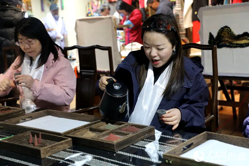 游客在“雅礱里”文化藝術(shù)街區(qū)非遺展館體驗(yàn)制作藏香。在工作人員的指導(dǎo)下，游客親手揉搓香泥、壓制成型，感受藏族傳統(tǒng)非遺技藝的魅力。人民網(wǎng)記者 吳雨仁攝