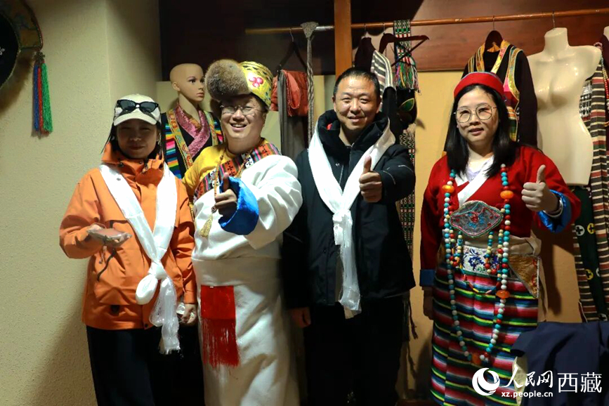 游客在扎西曲登社區(qū)體驗(yàn)藏族服飾文化。大家身著色彩鮮艷的藏裝，佩戴特色飾品，臉上洋溢著喜悅的笑容。人民網(wǎng)記者 吳雨仁攝