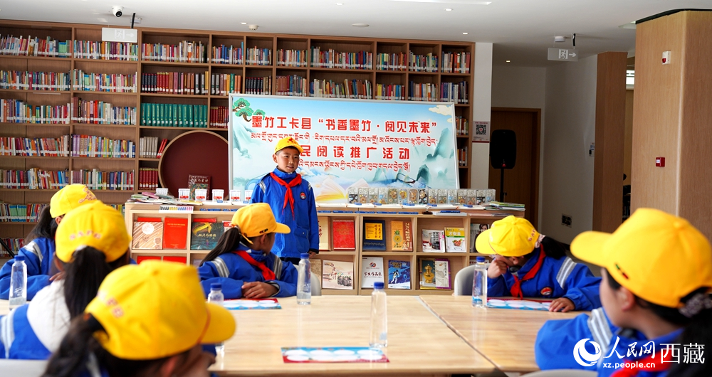 學(xué)生開(kāi)展閱讀推廣活動(dòng)。人民網(wǎng)記者 吳雨仁攝