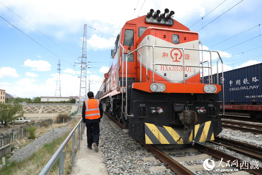 王增才正沿著軌道旁的小徑走向機車。人民網(wǎng)記者 次仁羅布攝
