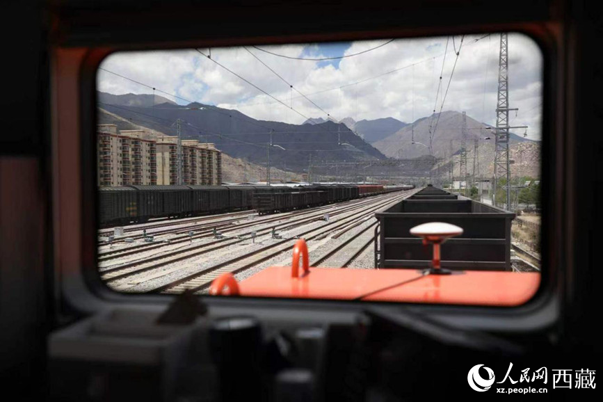 透過一方車窗，看“天路”發(fā)展變遷。人民網(wǎng)記者 次仁羅布攝