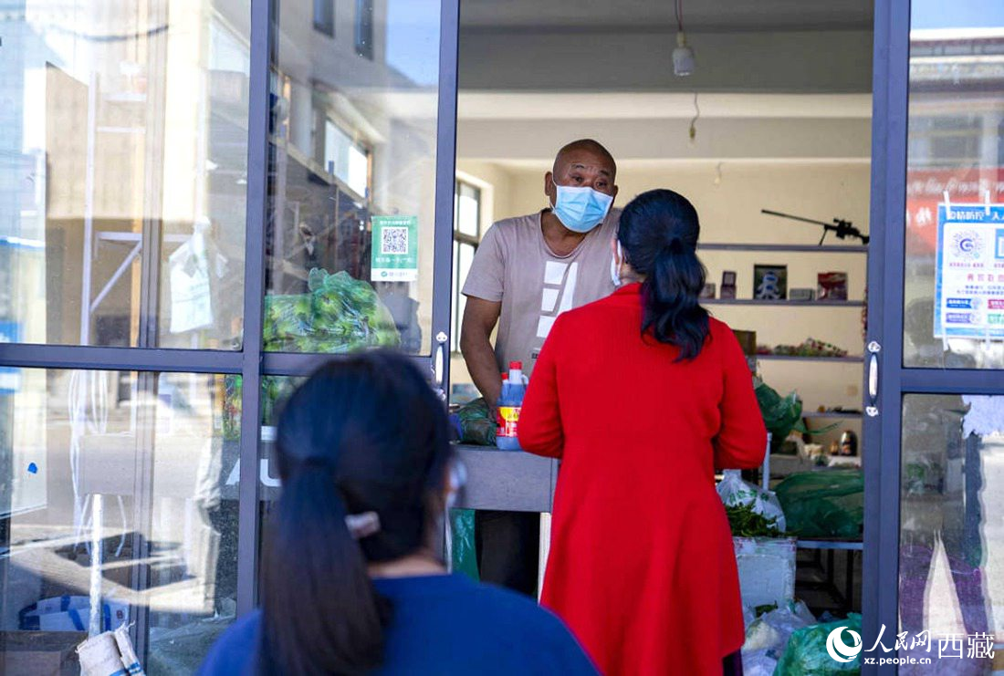 市民們有序排隊(duì)購(gòu)買早餐。人民網(wǎng) 次仁羅布攝