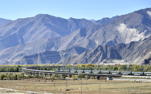 圖為??列火車(chē)行駛在拉日鐵路?? 攝影:王媛媛.jpg