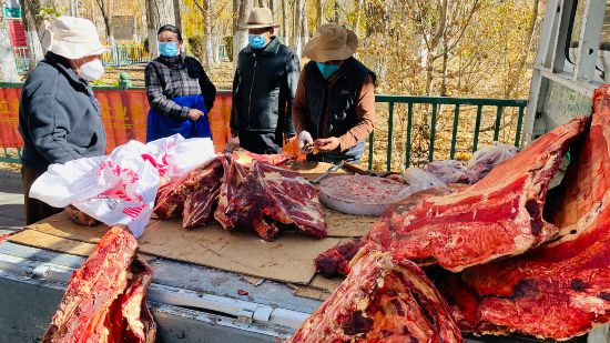 圖為市民正在買牛肉，本報記者 格桑倫珠攝(3737723)-20221201105107(1).jpg